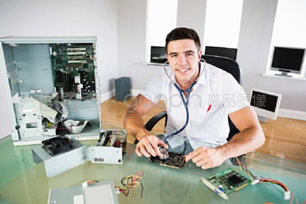 手持听诊器的微笑工程师 当技术遇见温度